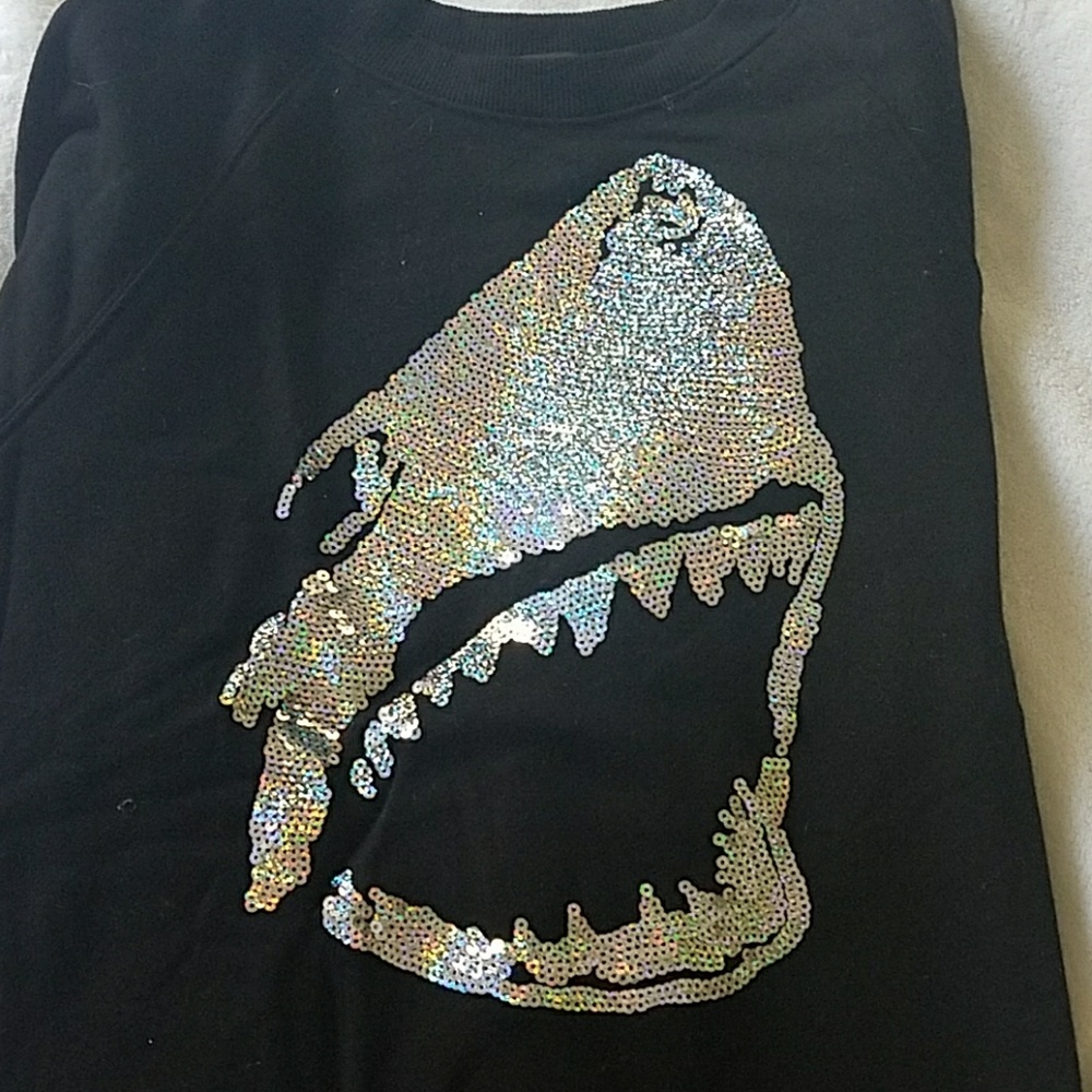 Long sleeve, crew black with silver sequined shark